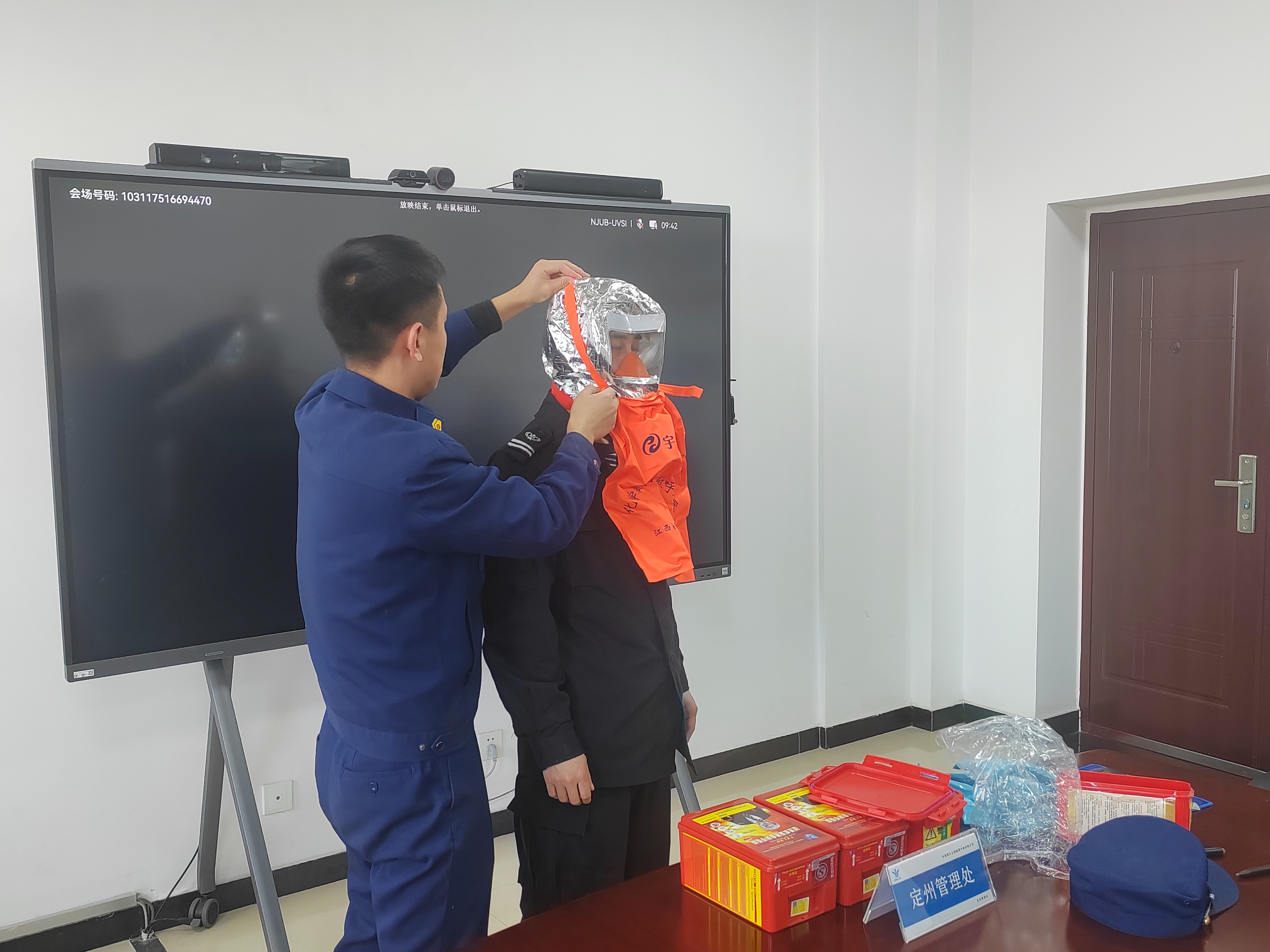 演示消防器材使用